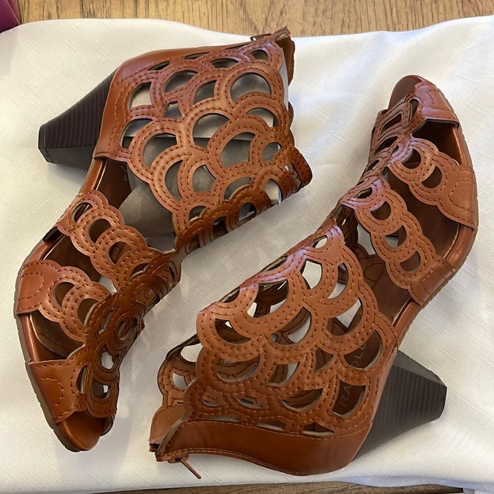 RASOLLI BROWN CUTOUT SHOOTIES.   NEW IN BOX.